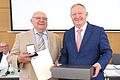 Ehrung Landkreis       -  Landrat Thomas Bold (rechts) überreicht an Siegfried Erhard – er ist das erste Kreistagsmitglied, das seit 40 Jahren im Amt ist - das Landkreisehrenzeichen in Gold.