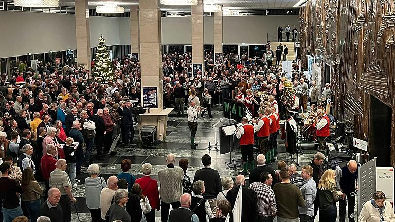 Die Waldzeller Musikanten bei Ihrem Jubiläumsauftritt im Foyer der Nürnberger Meistersingerhalle vor dem großen Auditorium. Die Waldzeller Musikanten bei Ihrem Jubiläumsauftritt im Foyer der Nürnberger Meistersingerhalle vor dem großen Auditorium.