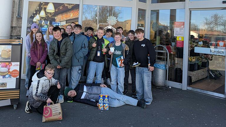 Praktischer Geografieunterricht II - Verbraucherbildung der Klasse 6b im Rewe-Markt in Marktbreit. Praktischer Geografieunterricht II - Verbraucherbildung der Klasse 6b im Rewe-Markt in Marktbreit.