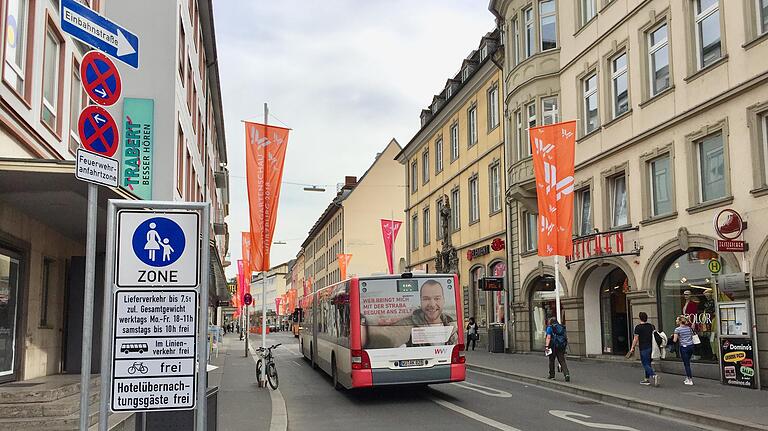 Zur Fußgängerzone wurde im März die untere Theaterstraße. Zur Fußgängerzone wurde im März die untere Theaterstraße. 