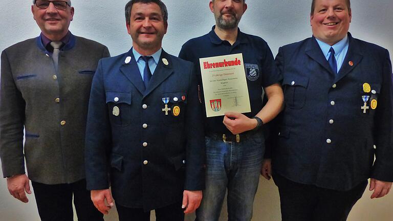 Für 25-jährigen Dienst in der Feuerwehr Wegfurt wurde Thomas Rockenzahn (Zweiter von rechts) bei der Jahresversammlung mit dem silbernen Feuerwehrehrenzeichen der Stadt Bischofsheim geehrt. Es gratulierten (von links): Zweiter Bürgermeister Egon Sturm, Kommandant Karlheinz Weikard, Vereinsvorsitzender Markus Zirkelbach. Nicht im Bild Kreisbrandmeister Bernd Abert. Für 25-jährigen Dienst in der Feuerwehr Wegfurt wurde Thomas Rockenzahn (Zweiter von rechts) bei der Jahresversammlung mit dem silbernen Feuerwehrehrenzeichen der Stadt Bischofsheim geehrt. Es gratulierten (von links): Zweiter Bürgermeister Egon Sturm, Kommandant Karlheinz Weikard, Vereinsvorsitzender Markus Zirkelbach. Nicht im Bild Kreisbrandmeister Bernd Abert.