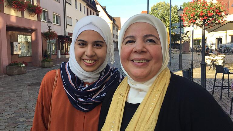 Ghouson Sabouni mit ihrer Tochter Lamma (16) aus Syrien Ghouson Sabouni mit ihrer Tochter Lamma (16) aus Syrien