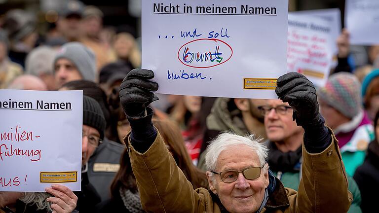 Auch im Alter blieb Kurt Petzold politisch noch aktiv: Hier 2016 bei einer Kundgebung von 'Schweinfurt ist bunt'. Auch im Alter blieb Kurt Petzold politisch noch aktiv: Hier 2016 bei einer Kundgebung von 'Schweinfurt ist bunt'. 