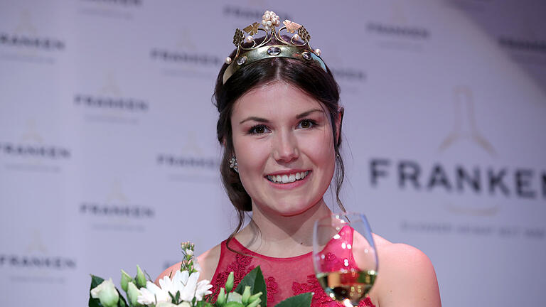 dpa       -  22.03.2019, Grafenrheinfeld: Carolin Meyer (23) aus Castell-Greuth (Landkreis Kitzingen) ist die 64. Fränkische Weinkönigin.