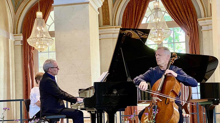 Alban Gerhardt mit seinem Cristofori, ein ganz seltenes Instrument, und Pianist Markus Becker.       -  Alban Gerhardt mit seinem Cristofori, ein ganz seltenes Instrument, und Pianist Markus Becker.