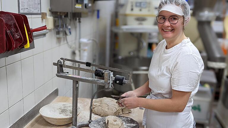 Auch wenn die Zeiten für Familienbäckereien derzeit nicht leicht sind: Johanna Lenhardt aus Oberelsbach liebt ihren Beruf. Auch wenn die Zeiten für Familienbäckereien derzeit nicht leicht sind: Johanna Lenhardt aus Oberelsbach liebt ihren Beruf.