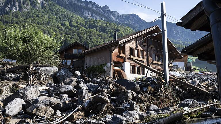 Unwetter in Brienz - Riesige Gesteinsbrocken sind beim Unwetter durch die Straßen von Brienz gedonnert. Unwetter in Brienz - Riesige Gesteinsbrocken sind beim Unwetter durch die Straßen von Brienz gedonnert.