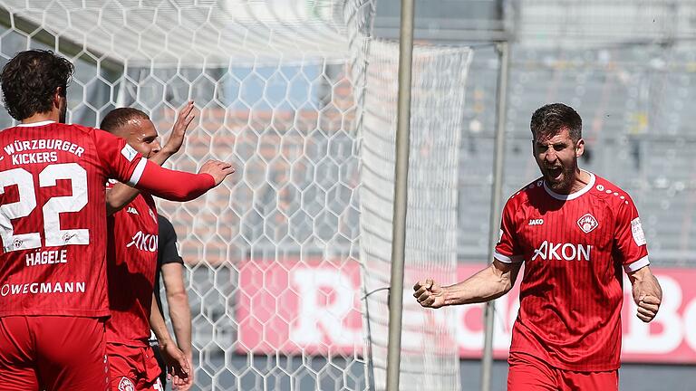 Jubelschrei: Alexander Winkler (rechts) freut sich mit Daniel Hägele (links) und Benyas Junge-Abiol über sein Tor zum 2:0. Am Ende siegten die Kickers gegen Hankofen-Hailing deutlich mit 5:1. Jubelschrei: Alexander Winkler (rechts) freut sich mit Daniel Hägele (links) und Benyas Junge-Abiol über sein Tor zum 2:0. Am Ende siegten die Kickers gegen Hankofen-Hailing deutlich mit 5:1.