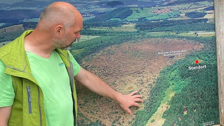 Der Schutzgebietsbetreuer für die Lange Rhön, Torsten Kirchner, stellte die angelaufenen Arbeiten zur Wiedervernässung des Schwarzen Moores vor.&nbsp;