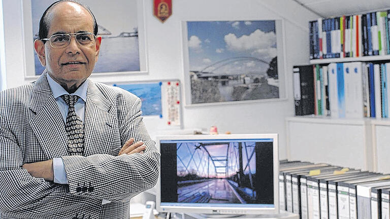 Fasziniert von Brücken: Ingenieur Anil Anwikar in seinem Büro in der Dürrbachau. Von hier plant er Projekte in aller Welt. Fasziniert von Brücken: Ingenieur Anil Anwikar in seinem Büro in der Dürrbachau. Von hier plant er Projekte in aller Welt.