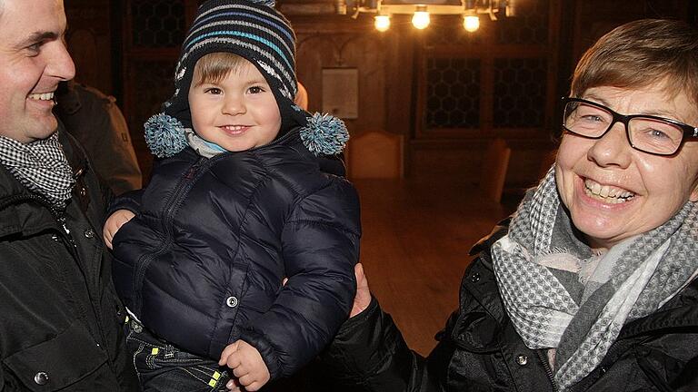 Schwiegersohn Sebastian Kohrmann und Enkel Kilian gratulieren der neuen Segnitzer Bürgermeisterin Marlene Bauer. Schwiegersohn Sebastian Kohrmann und Enkel Kilian gratulieren der neuen Segnitzer Bürgermeisterin Marlene Bauer.