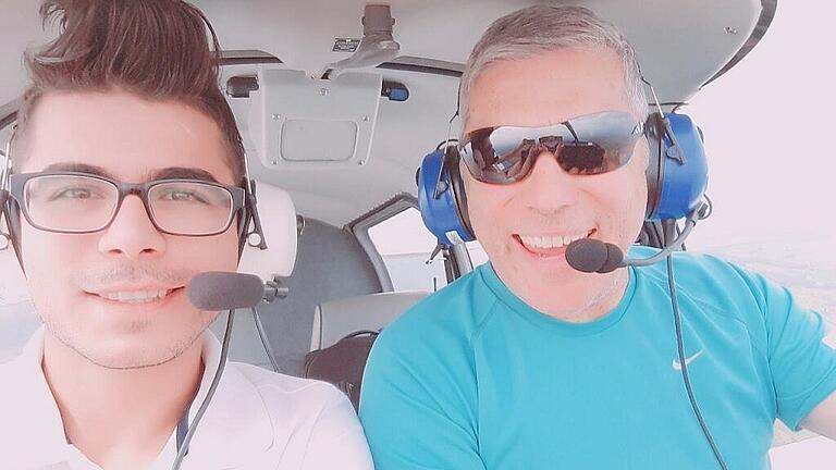 Hier ist Herbert Sattler am allerliebsten: im Cockpit eines Flugzeugs. Das Bild zeigt den LSC-Vorsitzenden (rechts) mit dem jungen Mitflieger Alan Wali.