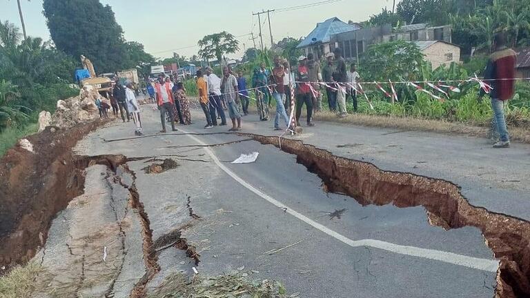 Auf dem Weg zum Kindergarten in Kikoo sind die Schäden nach der Unwetter-Katastrophe deutlich sichtbar. - Auf dem Weg zum Kindergarten in Kikoo sind die Schäden nach der Unwetter-Katastrophe deutlich sichtbar. Auf dem Weg zum Kindergarten in Kikoo sind die Schäden nach der Unwetter-Katastrophe deutlich sichtbar. - Auf dem Weg zum Kindergarten in Kikoo sind die Schäden nach der Unwetter-Katastrophe deutlich sichtbar.