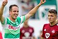SpVgg Greuther Fürth - 1. FC Nürnberg       -  &bdquo;Ein unglaublich emotionaler Moment&ldquo;: Der Fürther Joker Sebastian Freis freut sich königlich über sein 3:2 in der Nachspielzeit, der Nürnberger 2:2-Schütze Alessandro Schöpf (rechts) indes ist bedient.