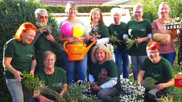 Gartenglück bei der Tauschbörse des Gelchsheimer Obst-und Gartenbauverein. Das Bild zeigt die Hauptgewinnerin der Tombola Sonja Landwehr (mit Gießkanne) mit den Organisatorinnen (hintere Reihe von links): Annemarie Büser, Rita Stützlein, Carina Szyrlewski, Monika Reuß und Anita Langer (vorne) Gerda Müller, Anja Schiffert und Monika Leimig sowie rechts eine Besucherin.