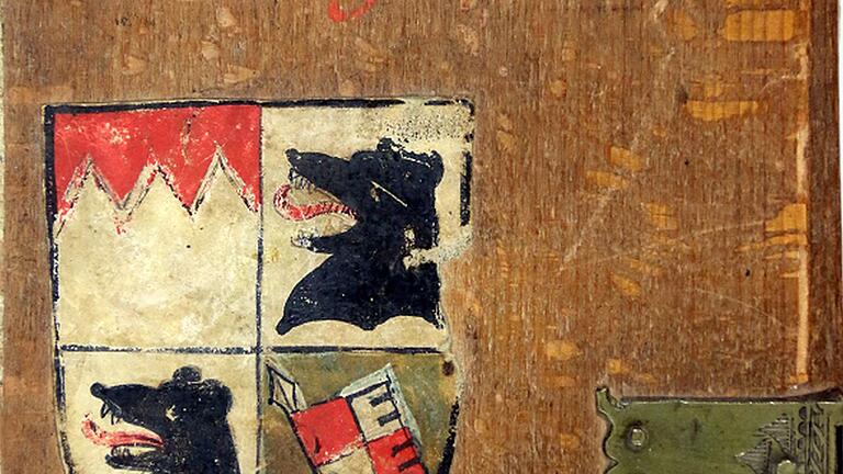 Das kolorierte Amtswappen des Johann von Egloffstein auf dem Buch der Schulden (liber debitorum): der schwarze Bärenkopf mit roter Zunge. Der silberne Rechen steht für das Herzogtum Franken, das Rennfähnlein für das Hochstift Würzburg. Das kolorierte Amtswappen des Johann von Egloffstein auf dem Buch der Schulden (liber debitorum): der schwarze Bärenkopf mit roter Zunge. Der silberne Rechen steht für das Herzogtum Franken, das Rennfähnlein für das Hochstift Würzburg.