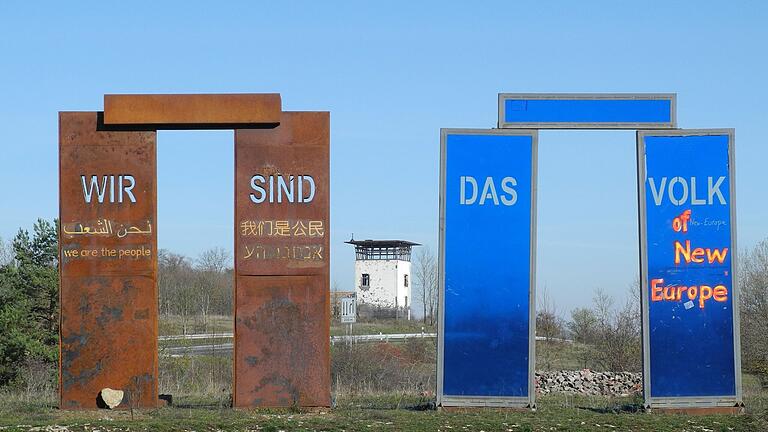 Zeichen der Einheit: der Skulpturenpark auf der Schanz, dem ehemaligen Grenzübergang bei Eußenhausen. Zwischen dem Kunstwerk von Jimmy Fell sieht man den ehemaligen Wachturm der DDR-Grenzer. Zeichen der Einheit: der Skulpturenpark auf der Schanz, dem ehemaligen Grenzübergang bei Eußenhausen. Zwischen dem Kunstwerk von Jimmy Fell sieht man den ehemaligen Wachturm der DDR-Grenzer.
