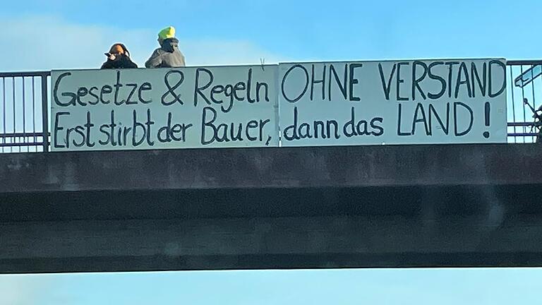 Neben der B8 zwischen Würzburg und Biebelried und auf Brücken hatten Demonstranten Protestplakate befestigt. Neben der B8 zwischen Würzburg und Biebelried und auf Brücken hatten Demonstranten Protestplakate befestigt.