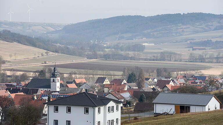 In Tauberrettersheim hat die Bürgermeistertochter im Außenbereich eine Villa und einen Pferdestall gebaut. Jetzt klagt sie vor dem Verwaltungsgericht.&nbsp;