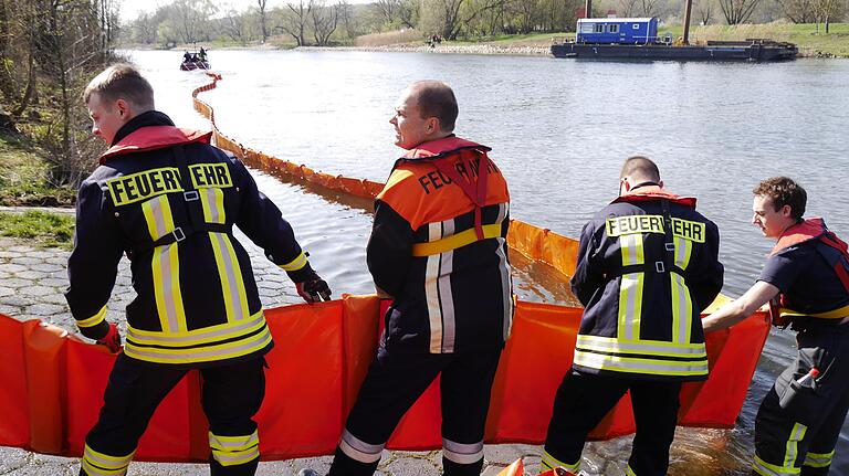Drei Feuerwehren packten gemeinsam mit an, beim Verlegen der Ölsperre.