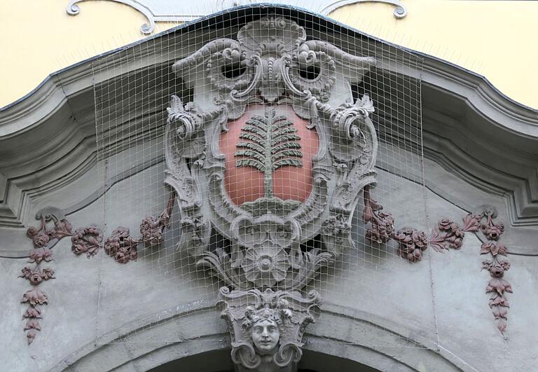Wappen am Fichtelschen Hof in Würzburg. Wappen am Fichtelschen Hof in Würzburg.