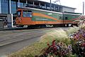 Helmut Dietz und zwei Kollegen sichern auch bei hochsommerlichen Temperaturen die Schienenpflege auf den Gleisanlagen der Würzburger Straßenbahn GmbH. Im Bild der Schienenpflegewagen295 am Hauptbahnhof.