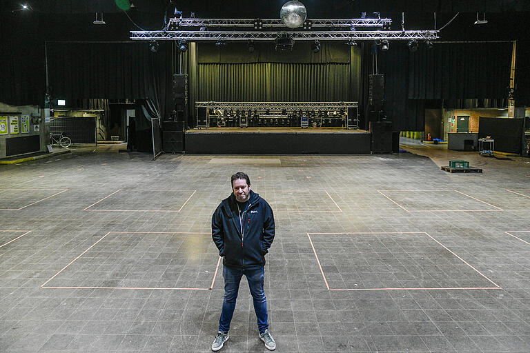 Joachim Schulz, Geschäftsführer der Posthalle steht in der leeren Veranstaltungshalle.