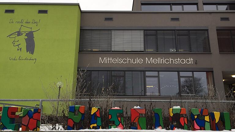 Schulhaus ohne Schüler: An der Udo-Lindenberg-Mittelschule Mellrichstadt ist derzeit Distanzunterricht angesagt. Lehrer und Schüler hoffen auf eine baldige Rückkehr ins Klassenzimmer. Schulhaus ohne Schüler: An der Udo-Lindenberg-Mittelschule Mellrichstadt ist derzeit Distanzunterricht angesagt. Lehrer und Schüler hoffen auf eine baldige Rückkehr ins Klassenzimmer.