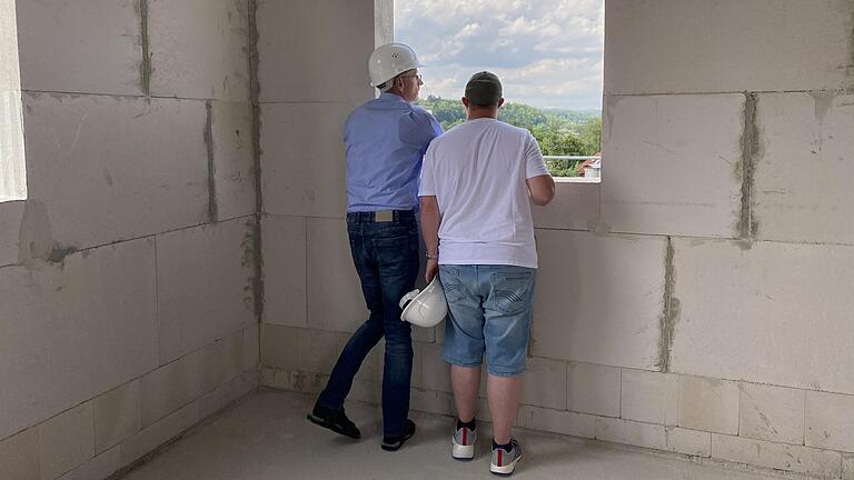 André Brönner und sein Vater Jürgen genießen schon einmal den Ausblick aus Andrés zukünftigem Zimmer in der inklusiven WG. André Brönner und sein Vater Jürgen genießen schon einmal den Ausblick aus Andrés zukünftigem Zimmer in der inklusiven WG. 