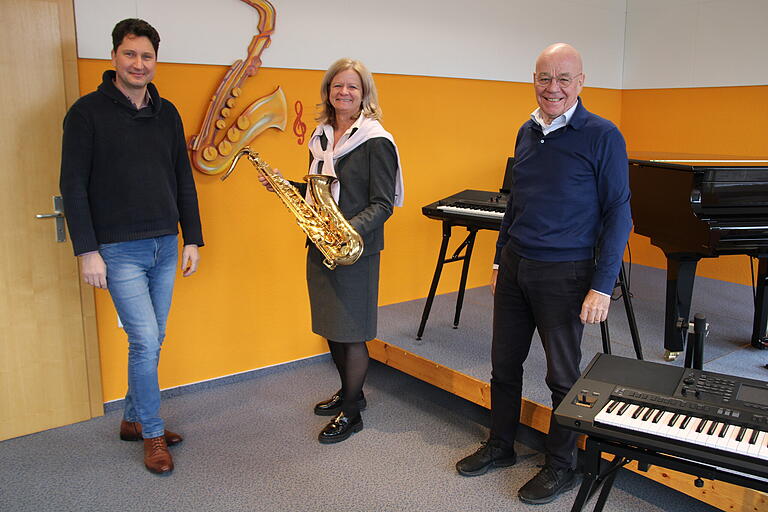 V.l.n.r.: Christoph Lewandowski (Leiter der Richard-Trunk-Musikschule) nimmt die Instrumente von Bürgermeisterin Anette Schmidt und Prof. Dr. Thomas Müller als Vertreter der Bürgerstiftung entgegen. V.l.n.r.: Christoph Lewandowski (Leiter der Richard-Trunk-Musikschule) nimmt die Instrumente von Bürgermeisterin Anette Schmidt und Prof. Dr. Thomas Müller als Vertreter der Bürgerstiftung entgegen.