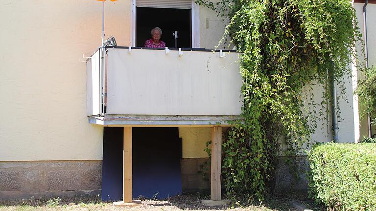 Der Zugang zum Balkon von Brigitte Dietz, die sich auf dem Foto vor ihrem Balkon im Wohnzimmer befindet, wurde vom Vermieter Dawonia versperrt, da dieser einsturzgefährdet sei. Nun haben Freunde der 78-Jährigen die Absperrung zum Balkon entfernt und diesen mit Vierkanthölzern abgestützt. Der Zugang zum Balkon von Brigitte Dietz, die sich auf dem Foto vor ihrem Balkon im Wohnzimmer befindet, wurde vom Vermieter Dawonia versperrt, da dieser einsturzgefährdet sei. Nun haben Freunde der 78-Jährigen die Absperrung zum Balkon entfernt und diesen mit Vierkanthölzern abgestützt. 