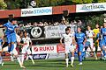 Ein Bild spricht Bände: Der FV Illertissen (blau) greift an, beim FC 05 Schweinfurt schauen (von links) Fabian Schwarzholz, Malik McLemore, Jacob Engel, Lucas Zeller, Lukas Aigner, Bennet Schmidt und Lukas Billick (verdeckt) in die Luft - oder sonst wohin.