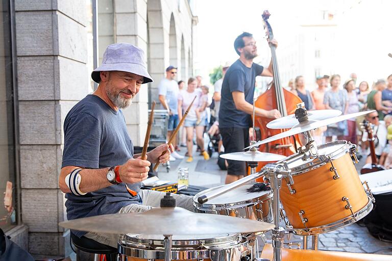 DIe Band Vizi spielte  beim TK-MAXX. Auch hier herrschte, wie überall in der Stadt, großer Andrang
