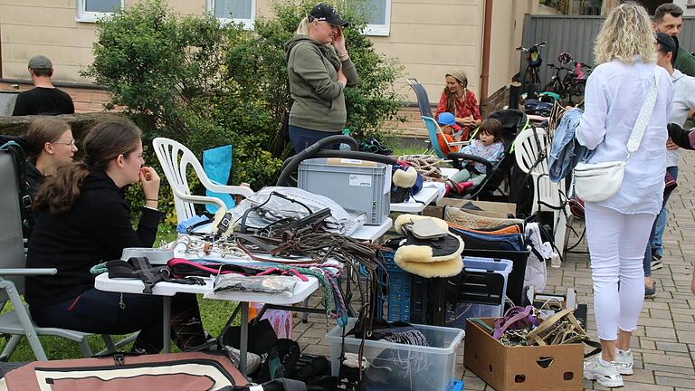 Ambiente beim Hundebesitzer- und Reiterflohmarkt - Ambiente beim Hundebesitzer- und Reiterflohmarkt Ambiente beim Hundebesitzer- und Reiterflohmarkt - Ambiente beim Hundebesitzer- und Reiterflohmarkt