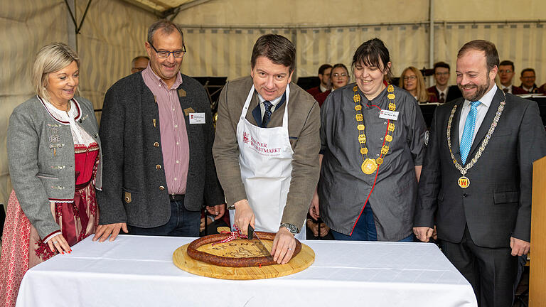 Rhöner Wurstmarkt in Ostheim 2024       -  Der Rhöner Wurstmarkt lockte auch 2024 wieder Tausende Besucherinnen und Besucher nach Ostheim.