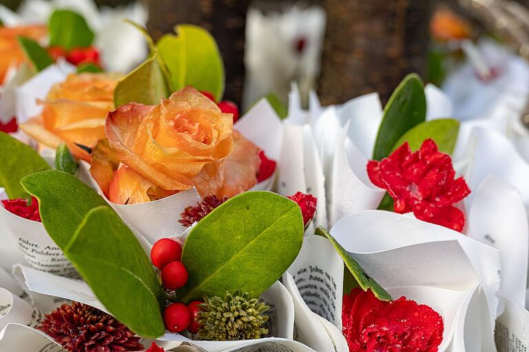 Die floralen Installationen sind der Witterung ausgesetzt – und das ist auch so gewollt.