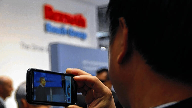 Rexroth im Fokus: Ein asiatischer Messebesucher nimmt am Dienstag am Rexroth-Messestand in Hannover mit seinem Smartphone eine Präsentation auf, mit der das Lohrer Unternehmen seine neuesten Entwicklungen zum Energiesparen im Maschinenbau vorführt.