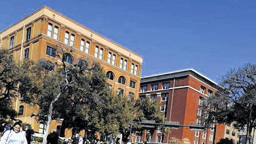 Tatort in Dallas: Im ehemaligen Buchlager (links), aus dem auf Präsident Kennedy geschossen wurde, ist heute das Sixth Floor Museum. Tatort in Dallas: Im ehemaligen Buchlager (links), aus dem auf Präsident Kennedy geschossen wurde, ist heute das Sixth Floor Museum.