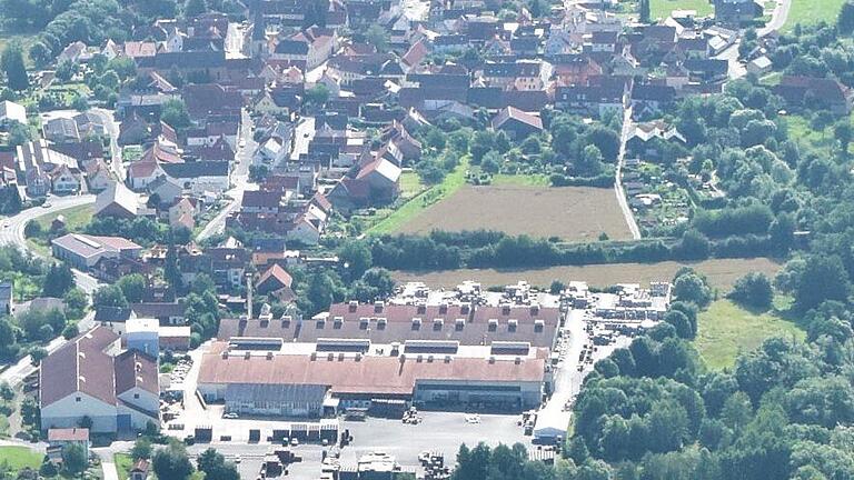 Nachdem nach einer Bürgerversammlung ein Stimmungsbild in der Bevölkerung von Unsleben abgerufen worden ist, kristallisiert sich langsam eine Variante heraus, wie die freie Fläche oberhalb des Ziegelwerks und der Bahnlinie bebaut werden soll.