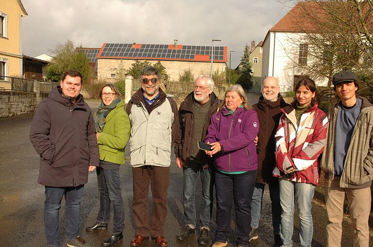 Gruppenbild vor dem Hof der Mooser Langmandels, in der Mitte Historiker Roland Flade, neben ihm Analia Langmandel.