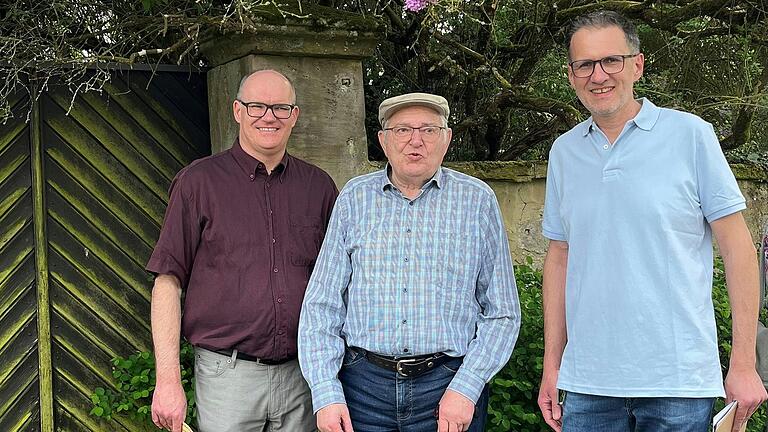 Noch im April nahm Longin Mößlein (Bildmitte) bei einem Dorfspaziergang in Hundelshausen mit zwei Kreisheimatpflegern aus dem Landkreis, Guido Spahn (links) sowie seinem Nachfolger Stefan Menz, teil. Noch im April nahm Longin Mößlein (Bildmitte) bei einem Dorfspaziergang in Hundelshausen mit zwei Kreisheimatpflegern aus dem Landkreis, Guido Spahn (links) sowie seinem Nachfolger Stefan Menz, teil.