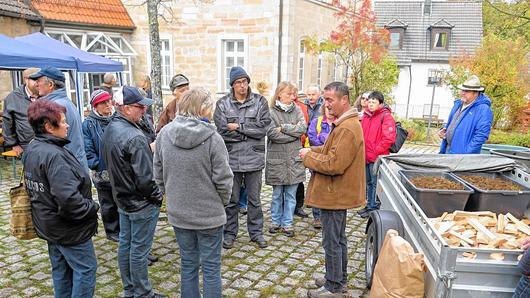 Auf großes Interesse stieß das Seminar „Terra Preta“ mit Sitki Kurhan (rechts), der alle Schritte zur Herstellung erläuterte. Auf großes Interesse stieß das Seminar „Terra Preta“ mit Sitki Kurhan (rechts), der alle Schritte zur Herstellung erläuterte.