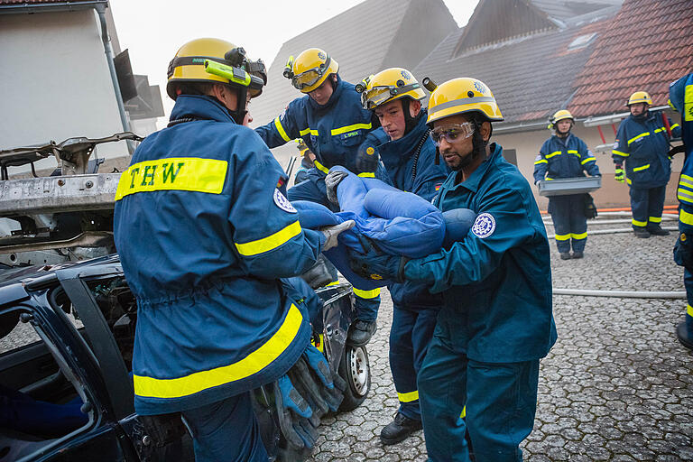 Teamarbeit ist bei der Rettung des Verletzten (in diesem Fall eine Übungspuppe) gefragt. Teamarbeit ist bei der Rettung des Verletzten (in diesem Fall eine Übungspuppe) gefragt.