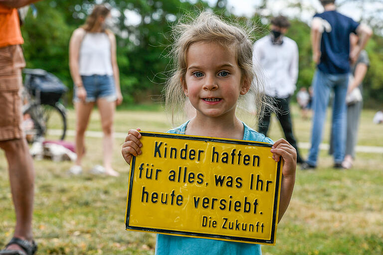 Auch in Corona-Zeiten aktiv: Eine junge Fridays-for-Future-Aktivistin bei einer 'Zeugnisübergabe' an den Stadtrat und Kreistag in Würzburg auf den Mainwiesen. Auch in Corona-Zeiten aktiv: Eine junge Fridays-for-Future-Aktivistin bei einer 'Zeugnisübergabe' an den Stadtrat und Kreistag in Würzburg auf den Mainwiesen.