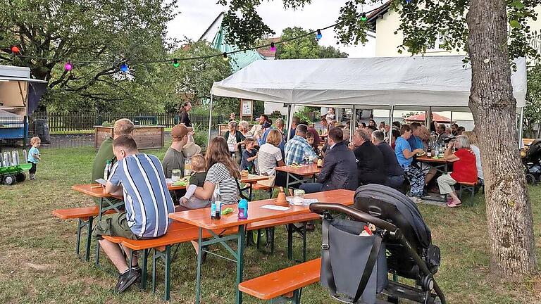 Die Eröffnung des Mehrgenerationengartens in Völkersleier durch den Rhönklub-Zweigverein Schondrahöhe wurde nach einem Jahr „Bauzeit“ gefeiert.       -  Die Eröffnung des Mehrgenerationengartens in Völkersleier durch den Rhönklub-Zweigverein Schondrahöhe wurde nach einem Jahr „Bauzeit“ gefeiert.