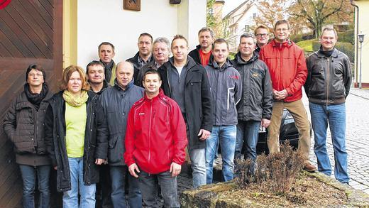 Gruppenfoto zur Wahl: Die Kandidatinnen und Kandidaten der Bürgerliste Mühlfeld mit (von links) Hilde Weber, Petra Mägdefrau, Frank Rittweger, Detlef Aue, Kurt Hannemann, Mario Hawer, Matthias Schmidt, Werner Hebig, Jörg Rothhaar, Thomas Seifert, Sebastian Helmerich, Harald Müller, Alfred Metz, Horst Sternheimer und Roland Winklharrer. Im Bild fehlt Dr. Michael Günther.