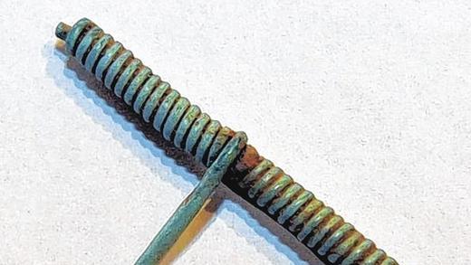 Fibelsehne aus Metall: Sie war vermutlich an einer Brosche befestigt und stammt aus der späten Bronzezeit bis frühen Eisenzeit (800 bis 400 vor Christus).