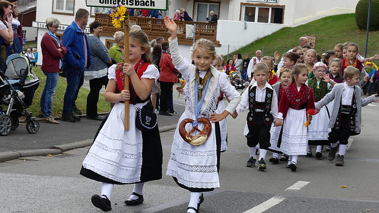 Herrlich herausgeputzt: Unter den feschen Trachten-Trägern zum Oktoberfestzug war auch die Kindertanzgruppe des Rhönklubs Unterelsbach.