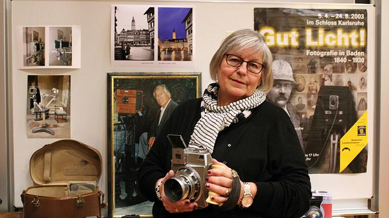 Eva-Maria Linhart mit einer Kamera ihres Vaters Josef Heer.&nbsp;