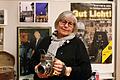 Eva-Maria Linhart mit einer Kamera ihres Vaters Josef Heer.&nbsp;